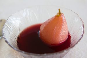 אגסים ביין מנה אחרונה עם אגסים פרווה מתכון קל להכנה מאת נעמי מלאכי בלוג הנסיכה והעדשה בלוג אוכל כשר